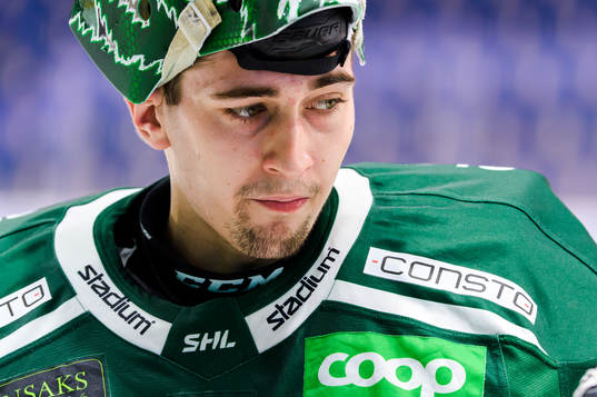 Färjestads målvakt Arvid Holm deppar