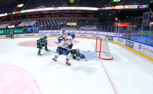Växjös Fredrik Karlström skjuter 0-1 bakom Färjestads