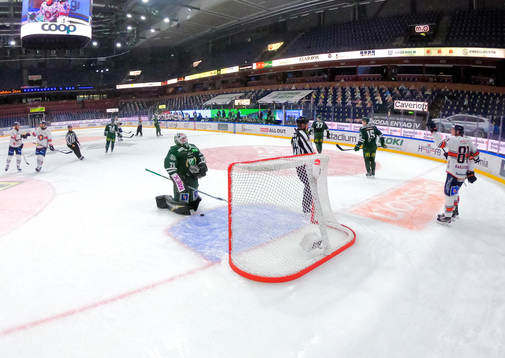 Färjestads målvakt Arvid Holm deppar och Växjös Fredrik