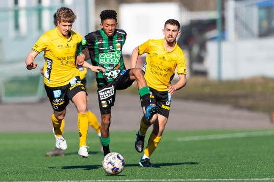 Elfsborgs Kevin Holmén och Varbergs Tashreeq Matthews