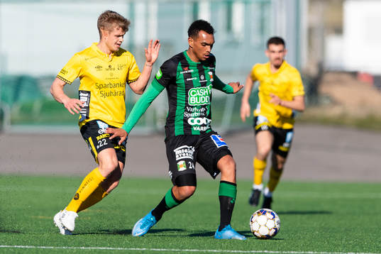 Elfsborgs Kevin Holmén och Varbergs Ryan Moon