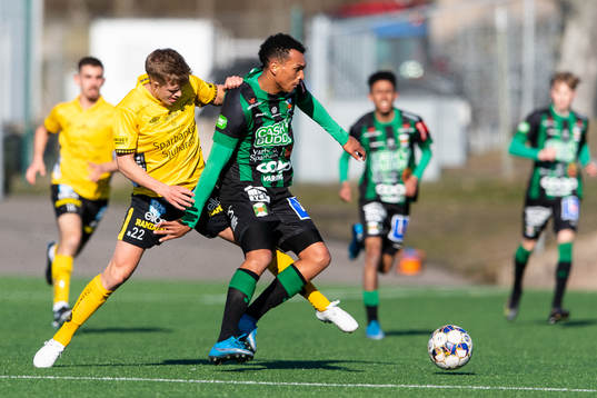 Elfsborgs Kevin Holmén och Varbergs Ryan Moon