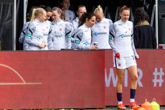 Caroline Graham Hansen of Norway enter the pitch