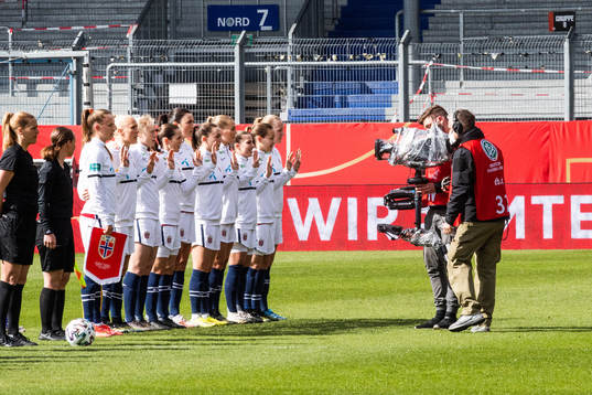 Players of Norway raise their hands for human rights