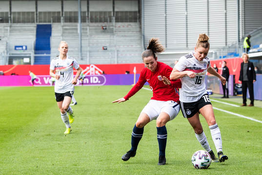 Tuva Hansen of Norway and Linda Dallmann of Germany