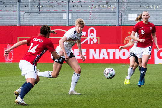 Paulina Krumbiegel of Germany and Cecilie Redisch Kvamme of
