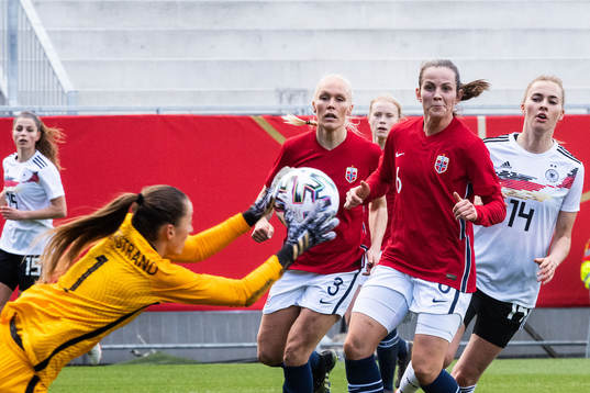 goalkeeper Cecilie Fiskerstrand, Maria Thorisdottir and