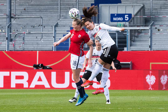 Sara Däbritz of Germany and Frida Maanum of Norway