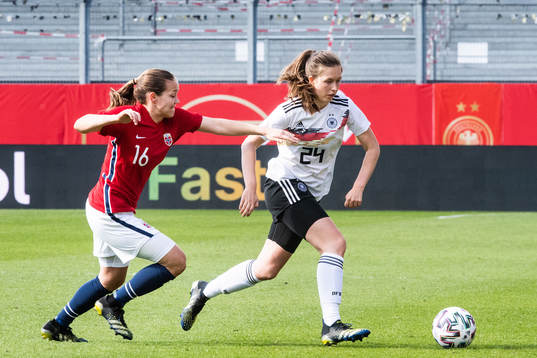 Jana Feldkamp of Germany and Guro Reiten of Norway
