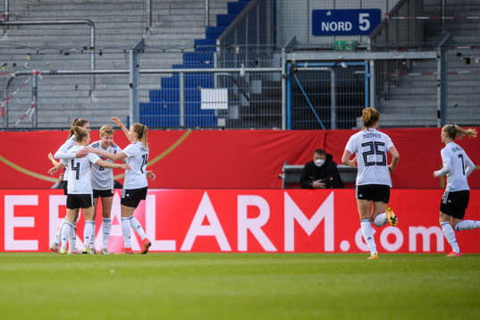Paulina Krumbiegel of Germany celebrate with teammates