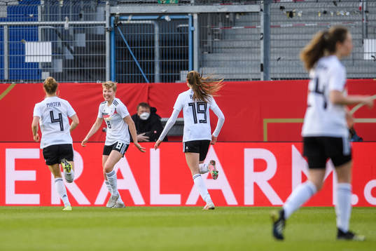 Paulina Krumbiegel of Germany celebrate with teammates