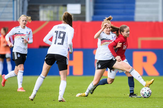 Sjoeke Nusken of Germany and Guro Reiten of Norway