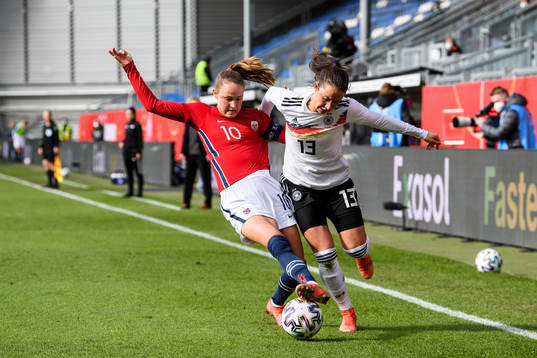 Caroline Graham Hansen of Norway and Sara Däbritz of