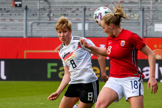 Paulina Krumbiegel of Germany and Frida Maanum of Norway