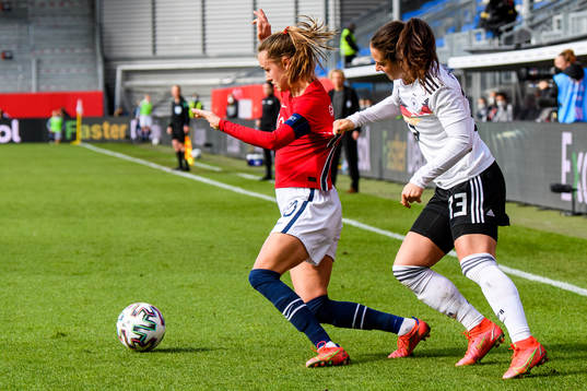Caroline Graham Hansen of Norway and Sara Däbritz of