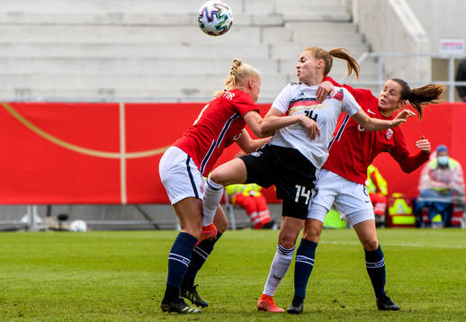 Laura Freigang of Germany fights for the ball with Maria