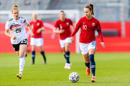 Sjoeke Nusken of Germany and Caroline Graham Hansen of