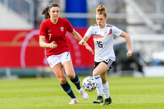 Ingrid Syrstad Engen of Norway and Linda Dallmann of Germany