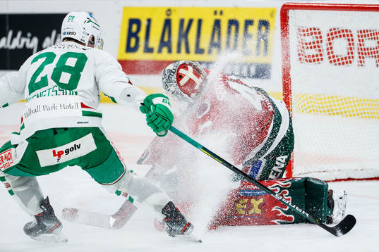 Rögles Anton Bengtsson och Frölundas målvakt Niklas Rubin