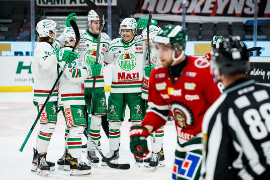 Rögles Adam Edström jublar med lagkamrater