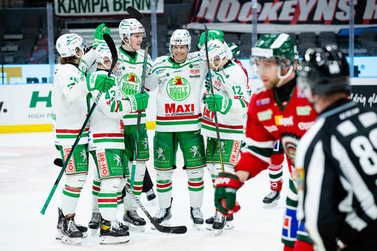 Rögles Adam Edström jublar ihop med lagkamrater