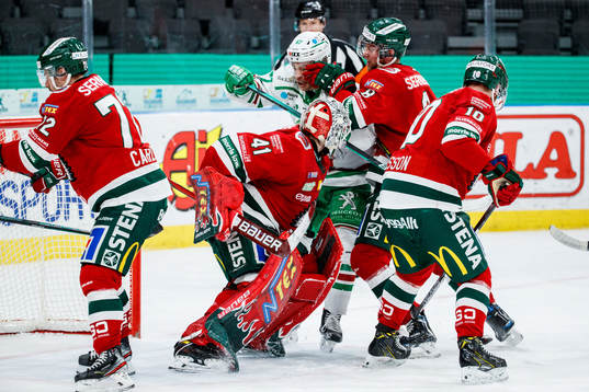 Rögles Leon Bristedt oroar framför Frölundas målvakt