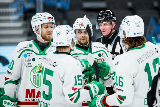 Rögles Daniel Zaar jublar med lagkamrater