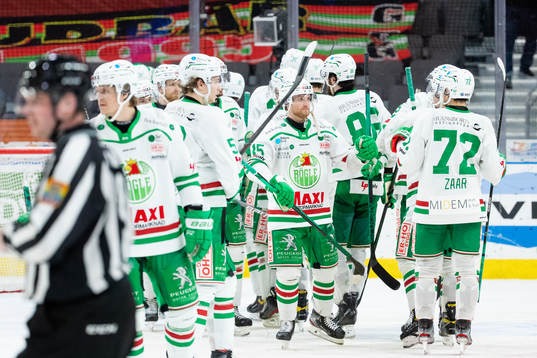Rögles Simon Ryfors jublar med lagkamrater