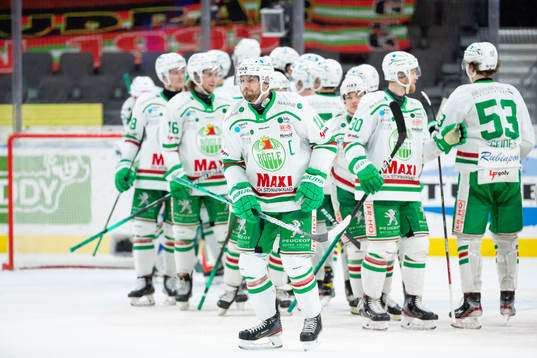 Rögles Mattias Sjögren jublar med lagkamrater