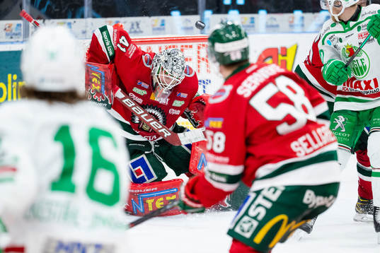 Frölundas målvakt Niklas Rubin med en räddning