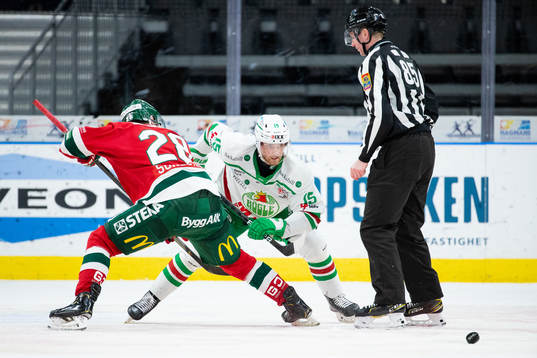 Frölundas Johan Sundström tekar mot Rögles Simon Ryfors