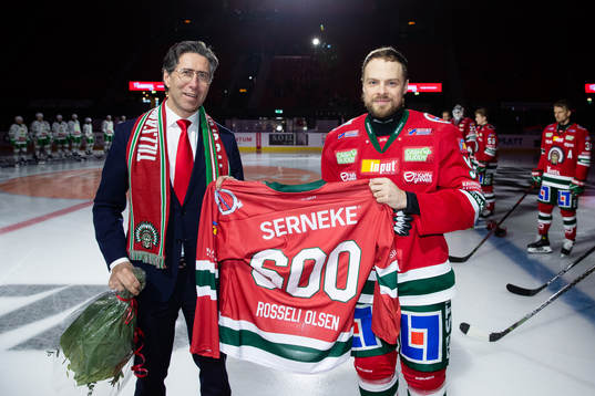 Frölundas klubbdirektör Christian Lechtaler uppvaktar