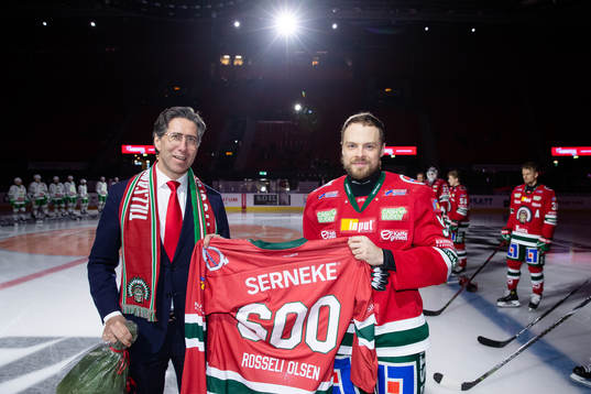 Frölundas klubbdirektör Christian Lechtaler uppvaktar
