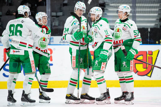 Rögles Mattias Sjögren jublar med lagkamrater