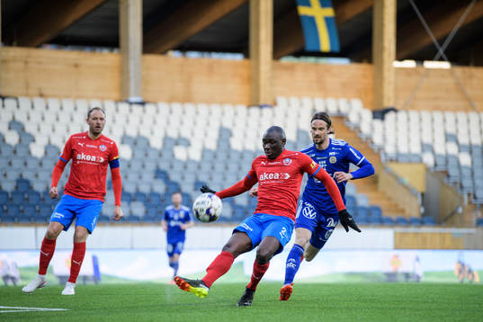 Helsingborgs Andreas Granqvist och Ravy Tsouka-Dozi mot