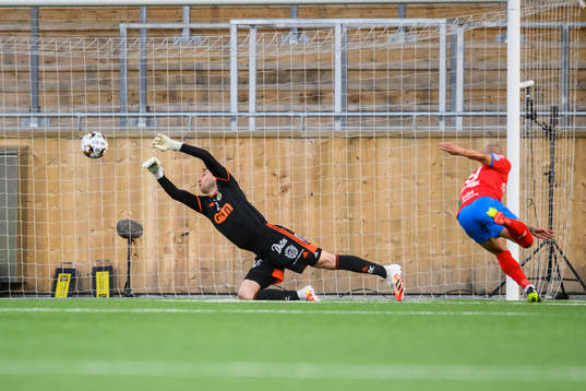 Sundsvalls målvakt Davor Blazevic släpper in 0-1 av