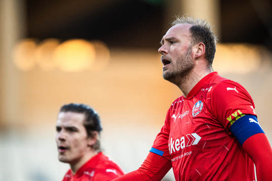 Helsingborgs Andreas Granqvist reagerar på ett domslut