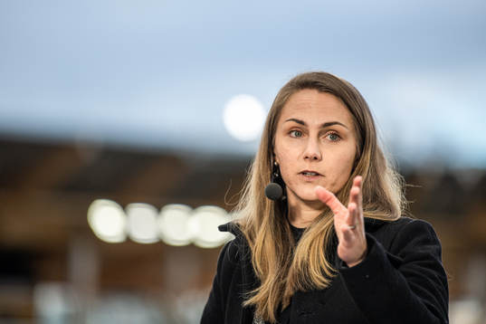 Emelie Ölander i Discovery+ studio