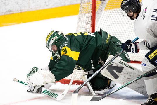 Björklövens målvakt Kevin Poulin med en räddning