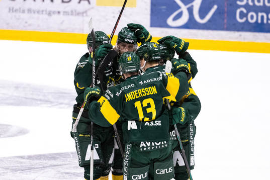 Björklövens Karl Johansson jublar med lagkamrater
