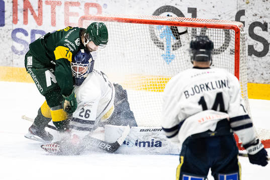 Björklövens Gustav Possler och Karlskogas målvakt Stefan