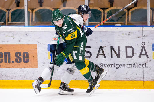 Björklövens Adam Plant tacklar Karlskogas Åke Stakkestad