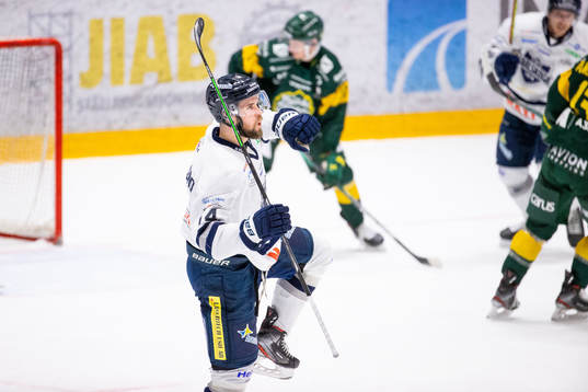 Karlskogas Henrik Björklund jublar
