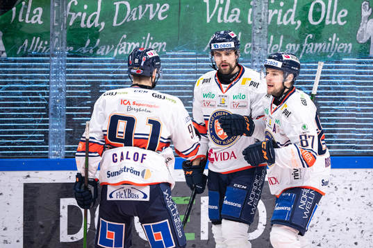Växjös Emil Pettersson jublar med lagkamrater