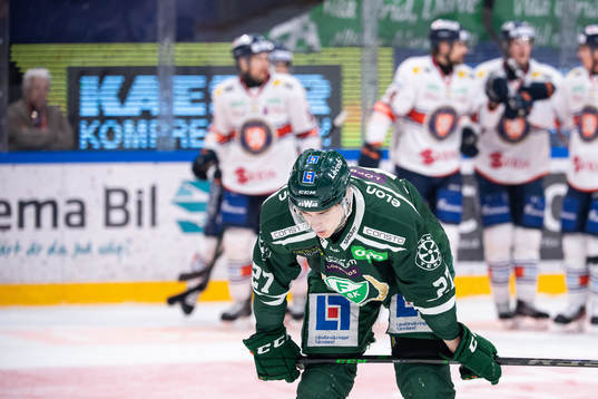 Färjestads Oskar Bäck deppar