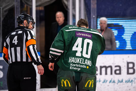 Färjestads målvakt Henrik Haukeland lämnar isen