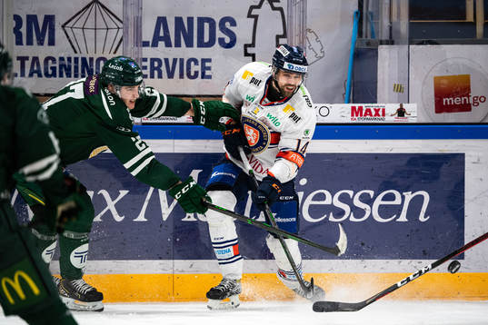 Färjestads Oskar Bäck och Växjös Emil Pettersson