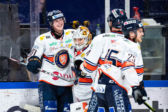 Växjös Fredrik Karlström jublar