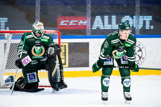 Färjestads målvakt Arvid Holm och Gustav Rydahl deppar