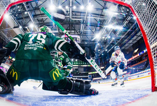 Växjös Fredrik Karlström skjuter 1-3 bakom Färjestads